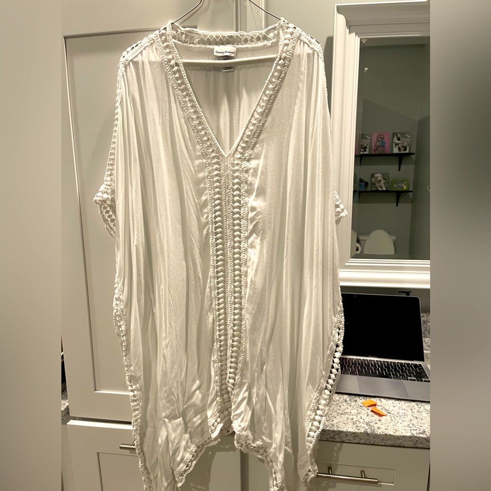 Tommy Bahama white swimsuit cover up. Size small.